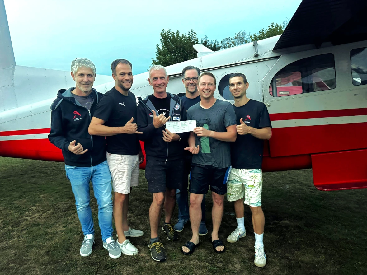 Geboren zum Fliegen – getauft zum Springen – Pilot verlässt Flugzeug!