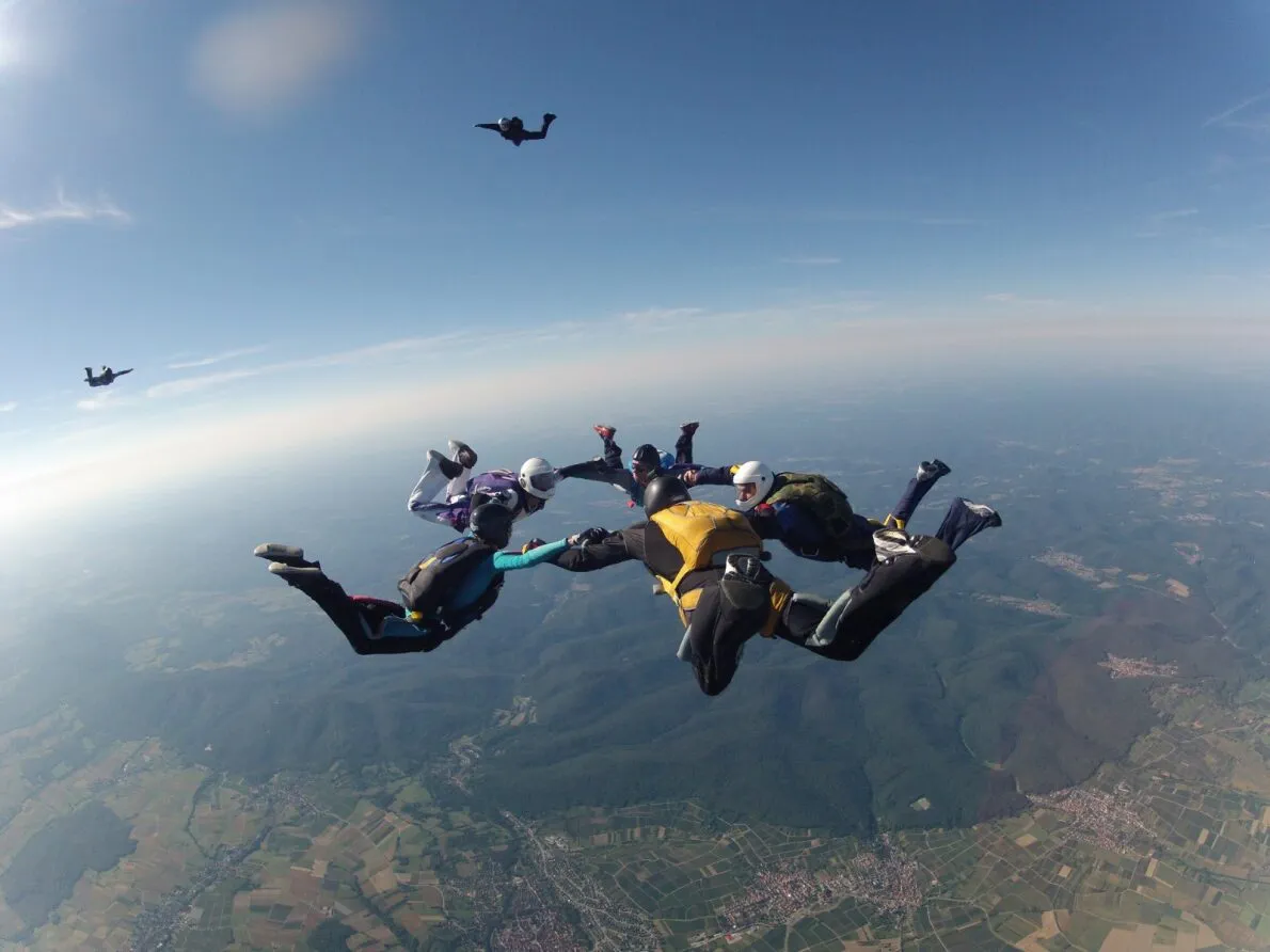 Skydiver in Formation im freien Fall